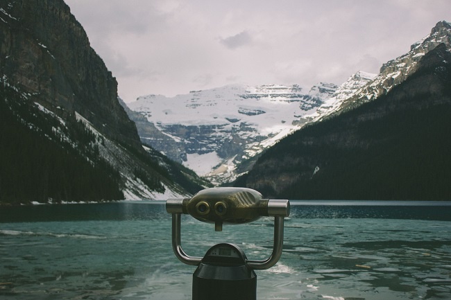 Binoculars_mountains_lake.jpg